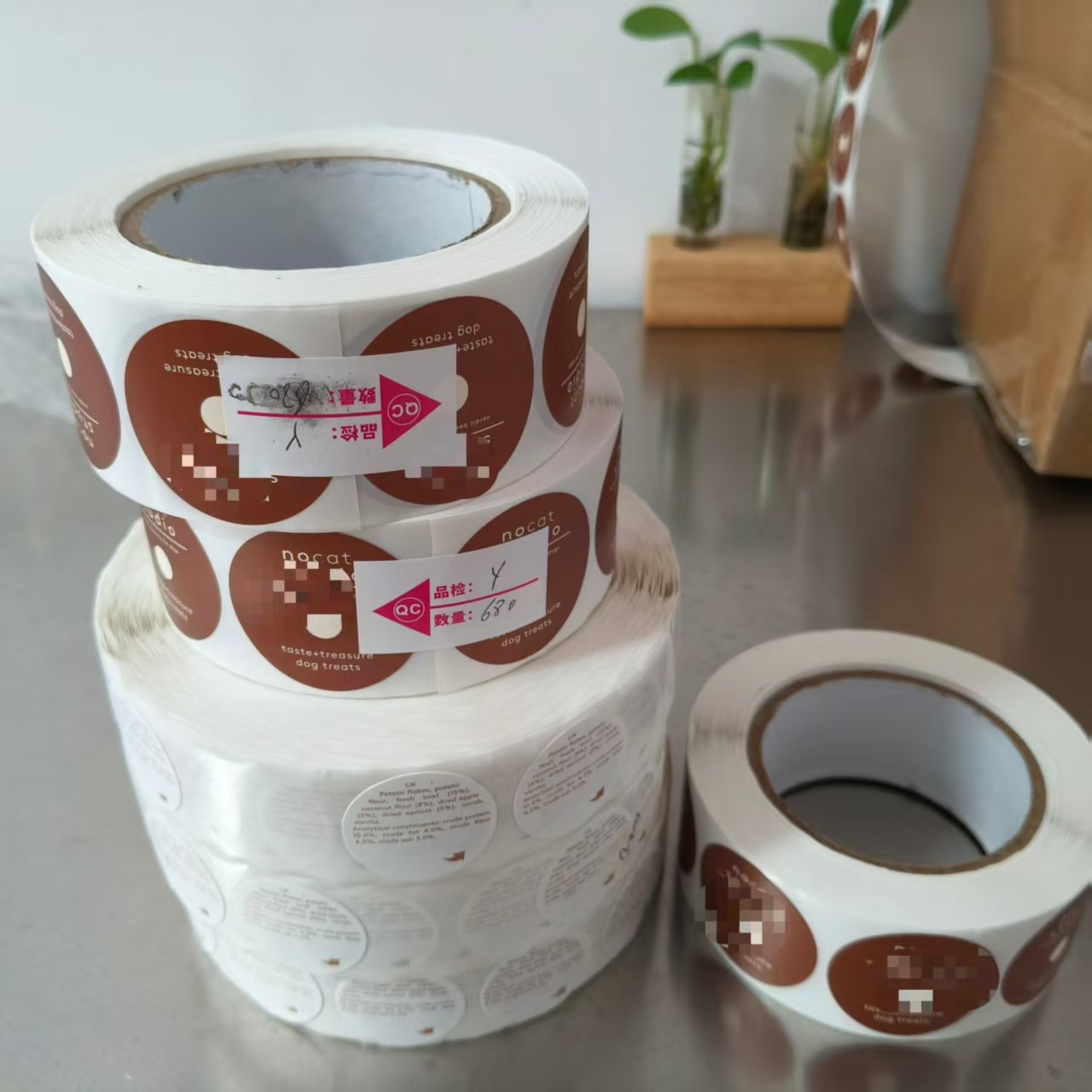 JOJO Paketi, Danimarkalı Müşteriye Özel Köpek İkram Çıkartmalarının Gönderimini Hazırlıyor