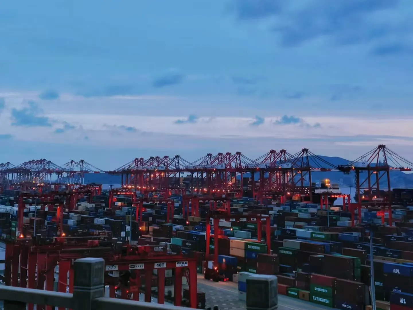 Çin'in ithalat ve ihracat ticaretinin toplam değeri 41,21 trilyon yuan'a ulaştı.