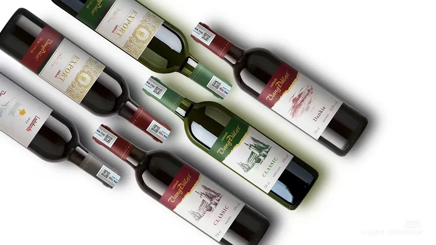 Şarap etiketleri için yaygın olarak hangi teknikler kullanılır?