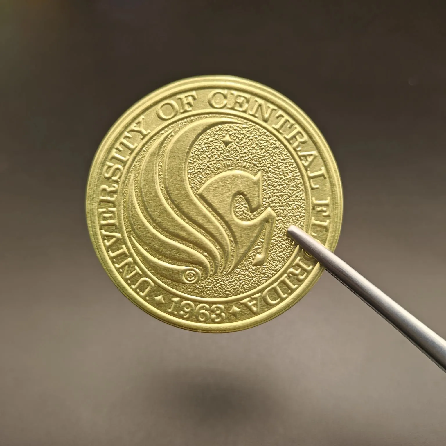 Yuvarlak Folyo Kabartmalı Şarap Etiketleri